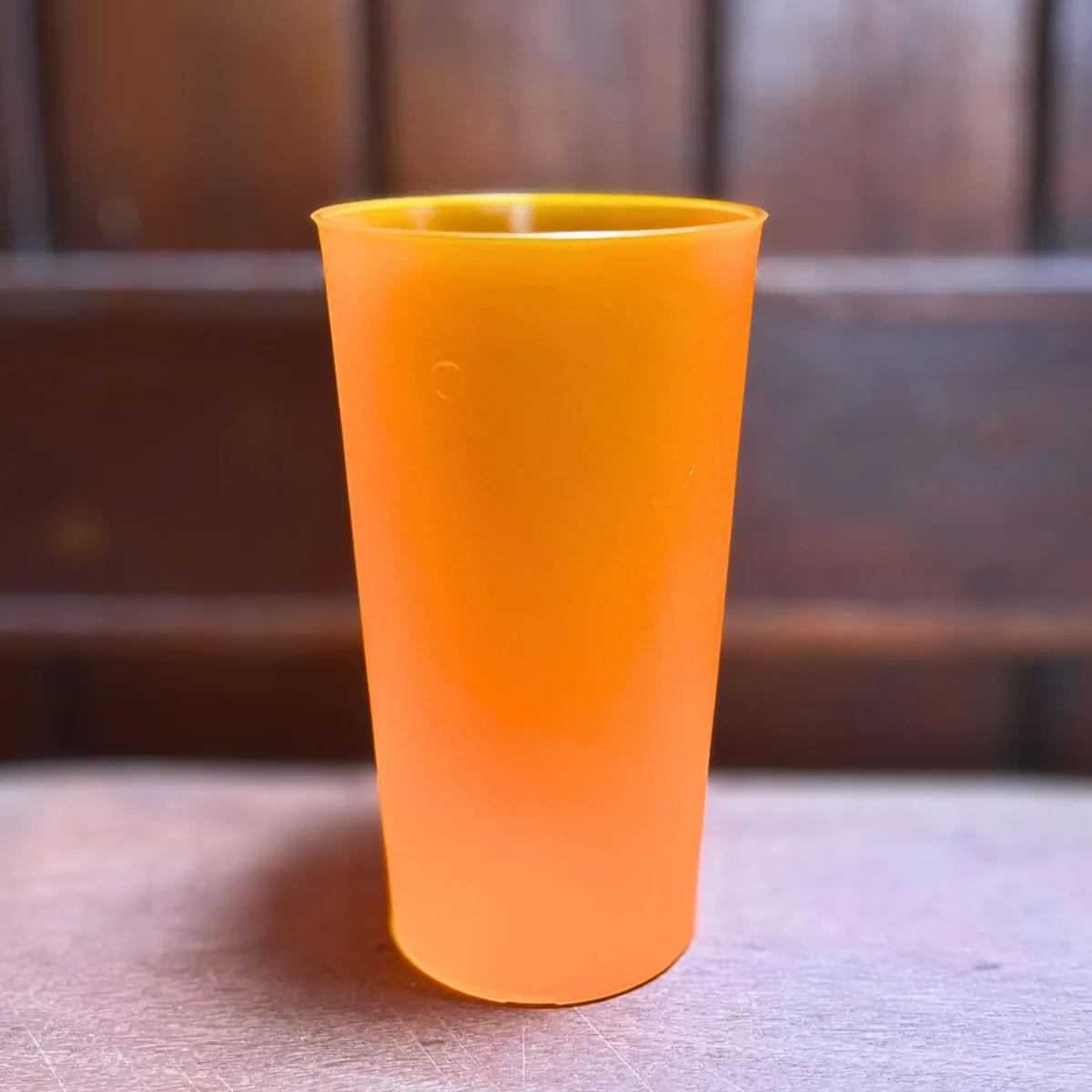 Vaso naranja del catálogo de Plásticos Riff